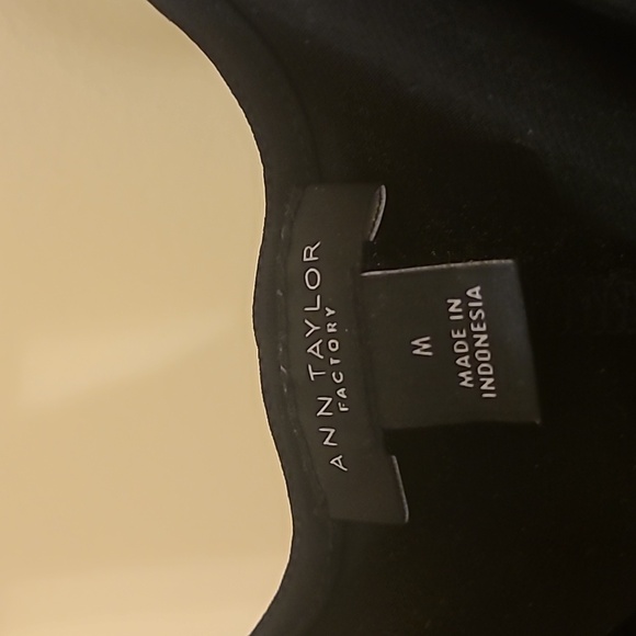 Scoop neck black top like new condition perfect for work or date Nighy - Picture 3 of 4